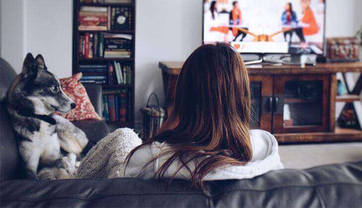 نساء يشاهدن التلفاز