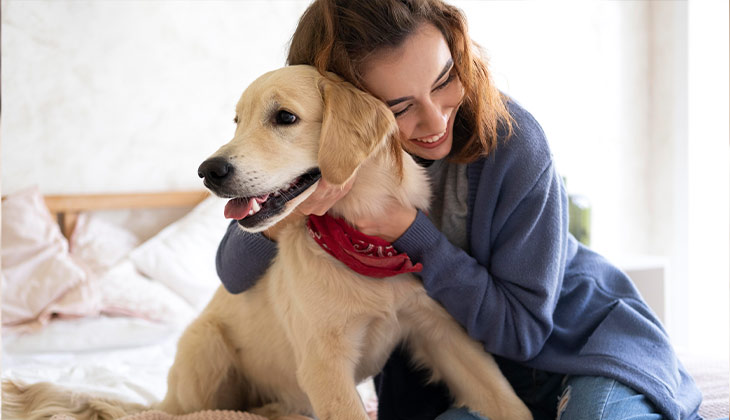 امرأة تعانق كلبًا